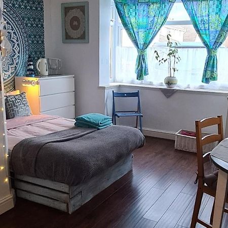 Seaside Double Room Poole Bagian luar foto