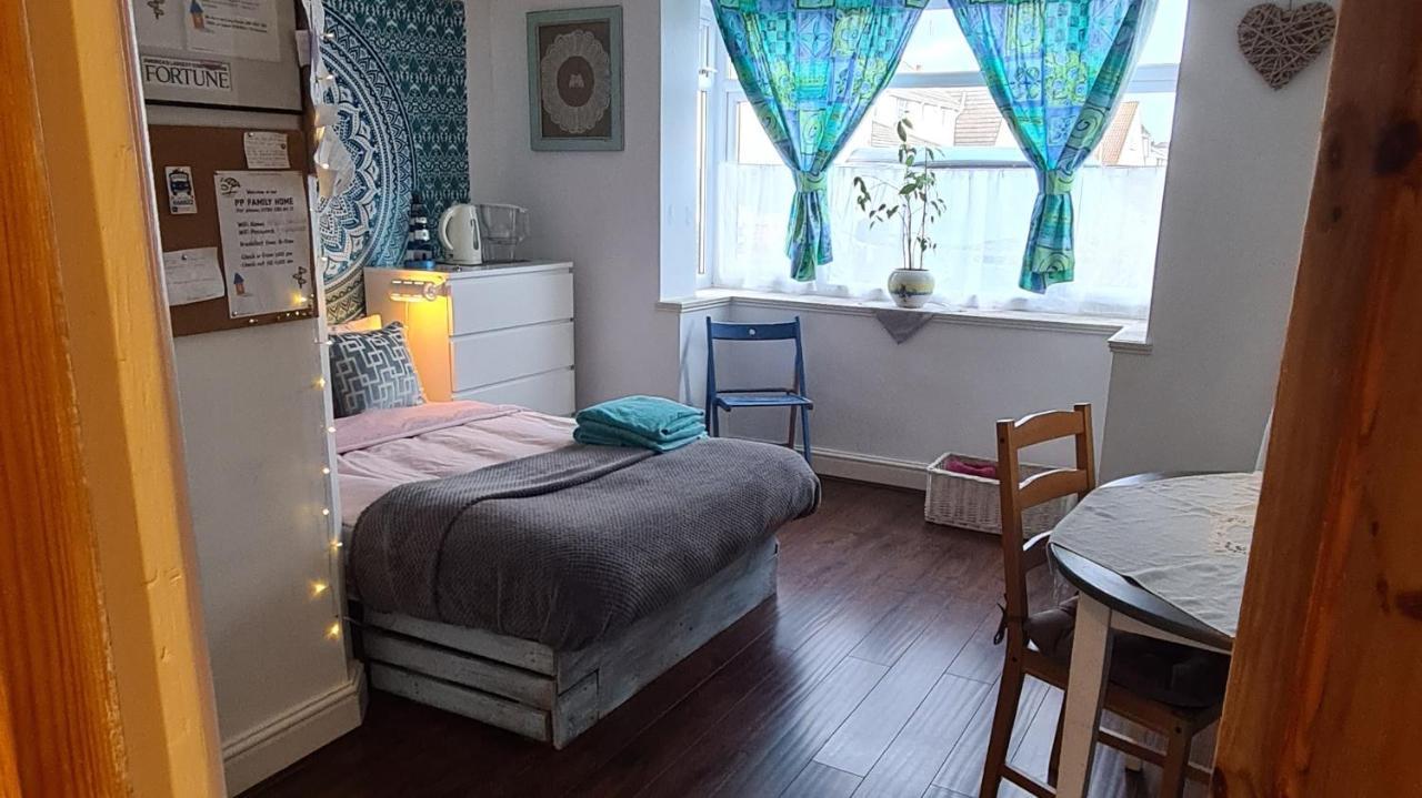 Seaside Double Room Poole Bagian luar foto